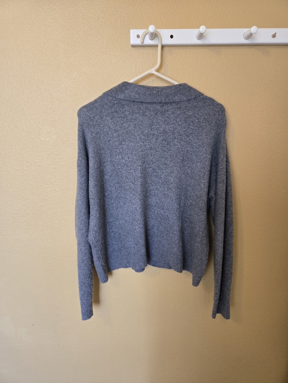 Collared V-neck Sweater - Picture 4 of 6